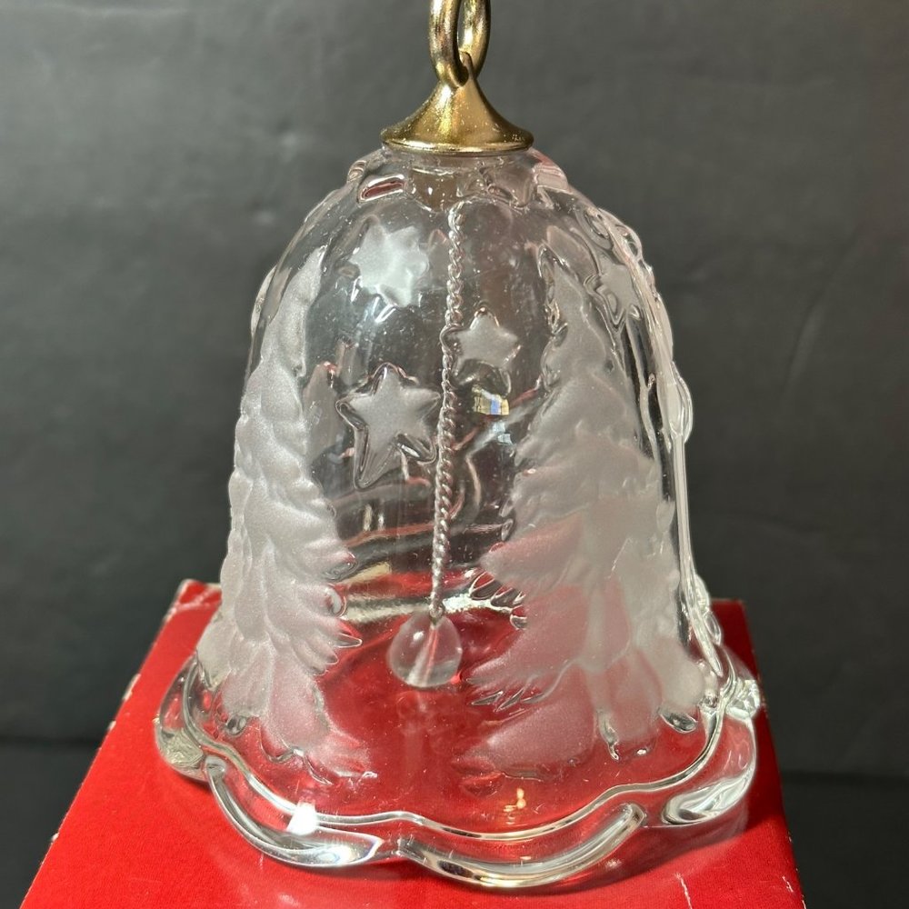 Mikasa Crystal Holiday Bell Santa Claus Sleigh Tree Stars Scalloped Edge 4.5" - Picture 6 of 8